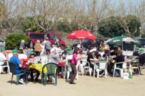 Més d'un centenar de veïns del barri de la Llosa participen en la seva calçotada popular