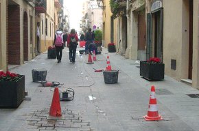 Es reparen les peces malmeses del paviment del carrer de les Creus 