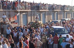 La Mare de Déu del Carme torna a omplir el moll de gom a gom