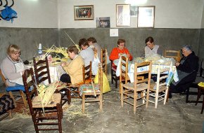 El taller Nat Olivé continua mantenint viva la tradició de les palmes i palmons a Cambrils