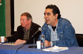 El catedràtic de literatura de la UAB, Alberto Blecua, ensenya als alumnes de l'IES Cambrils el millor dels clàssics