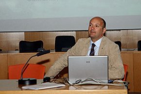 S'explica en una conferència la importància de participar en les properes eleccions al Parlament Europeu