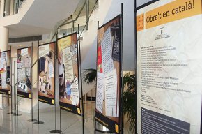 L'exposició "Obre't en català" de Plataforma per la llengua reflexiona sobre els hàbits lingüístics amb la nova ciutadania 