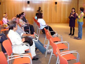 La sala de plens acull una xerrada per conèixer més a fons la comunicació intercultural