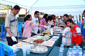 La degustació de gastronomia internacional i les danses de la Festa Intercultural omplen de públic el Parc del Pescador 