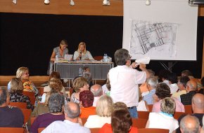 Els veïns de la Llosa no aconsegueixen votar la reordenació del carrer de les Orquídies en una assemblea carregada de tensió