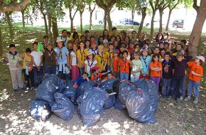 Els escoltes celebren el cau al carrer amb activitats relacionades amb l'entorn natural
