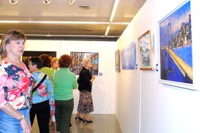 Els "Artistes de Cambrils" presenten les seves obres de pintura, ceràmica, fotografia i patchwork