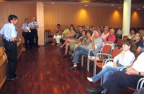 Policies i Mossos s'adrecen a la gent gran per donar a conèixer un servei proper d'atenció a la víctima
