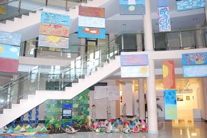 Més de 200 alumnes cambrilencs plasmen "Els colors de Cambrils" en el taller Transformacions