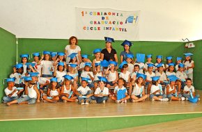 Els nens i nenes de P5 del CEIP Mas Clariana celebren la seva primera festa de graduació