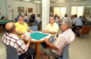 Josep Badia i Ramon Mestres guanyadors del concurs de botifarra organitzat pel Club de Jubilats de la Casa del Mar