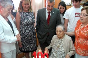 Maria Luisa Vázquez rep la medalla centenària envoltada de familiars i amics