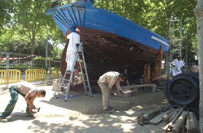 Els alumnes de l'Escola Taller restauren la barca "Marinera" del Parc del Pescador