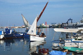 Una quinzena d'embarcacions participen en la IV Trobada de Vela Llatina de Cambrils