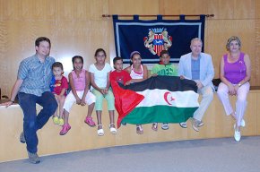 La sala de plens acull l'acte de benvinguda dels cinc nens sahrauís que passaran l'estiu a Cambrils