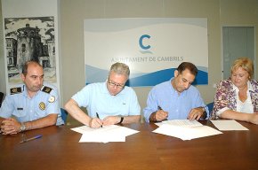 L'Ajuntament i el Consell Comarcal signen un conveni per controlar la venda de productes de consum perillosos
