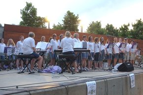 La jove orquestra anglesa Kettlethorpe High School ofereix una actuació en el Parc del Pescador