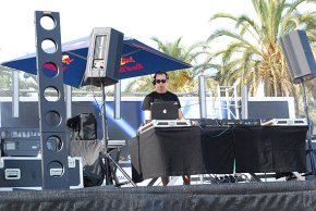 Deu DJ's participen en la semifinal del Concurs de DJ's Ciutat de Cambrils al passeig de les Palmeres