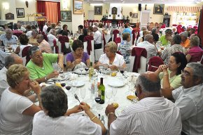 Uns 90 socis del Club de Jubilats de la Casa del Mar celebren un dinar de germanor