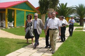 El delegat del Govern, Xavier Sabaté, visita el Càmping Cambrils Park i repassa els plans de suport al sector turístic