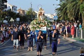 El port viu la festa de la Mare de Déu del Carme amb una multitudinària processó per terra i per mar