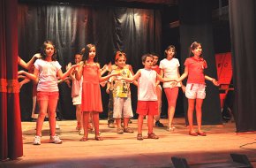 Tarda de teatre per celebrar la cloenda dels tallers d'anglès del Col·legi Cardenal Vidal i Barraquer