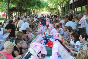 Cambrils recupera la seva trobada de puntaires i congrega més de 200 participants al Parc del Pescador