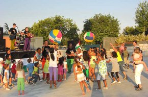 Els nens i nenes sahrauís acollits a Cambrils celebren la seva festa de benvinguda al Parc del Pinaret