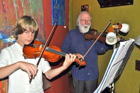 El violinista Juan Krakenberger i el seu jove alumne, David Pla, ofereixen un concertino al Cafè Marro