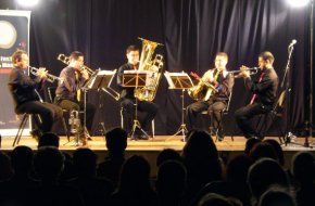 El quintet de metall Forvmbrass actua al parc del Nou Cambrils