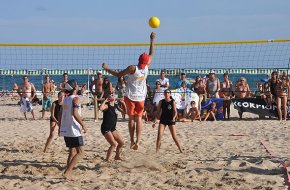 L'equip To'lo Negro s'endú el trofeu de les 12 Hores de Volei Platja