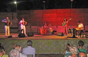 Tazzuff delecta a un nombrós públic al Parc del Pescador amb la seva música instrumental i tradicional