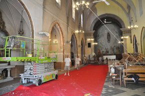L'església parroquial de Santa Maria enllesteix les obres de pintura de les parets del recinte