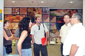 Una delegació del Vendrell visita la parada del Banc del Temps del Mercat Municipal de la Platja