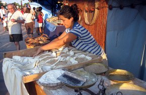 El port cambrilenc acull una nova edició del Mercat del Mar