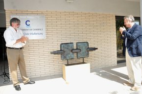 L'escultura "Plenitud" de la desapareguda artista Paloma Núñez ja llueix al Centre Cívic de Vilafortuny