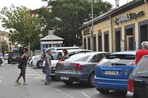 Detenen una dona per lligar i tancar un ancià a l'interior d'un vehicle 