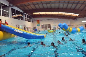 Les activitats esportives i lúdiques de l'Estiu d'en Cambri s'acomiaden amb una festa aquàtica a la piscina municipal