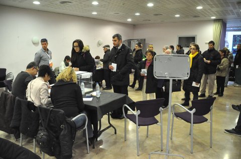 Votacions a primera hora al col·legi del Centre Cultural