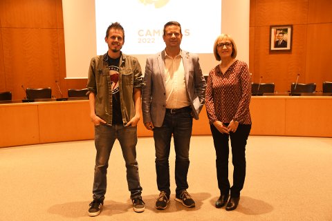 Els guardonats en l'apartat de poesia acompanyats de l'alcalde Oliver Klein