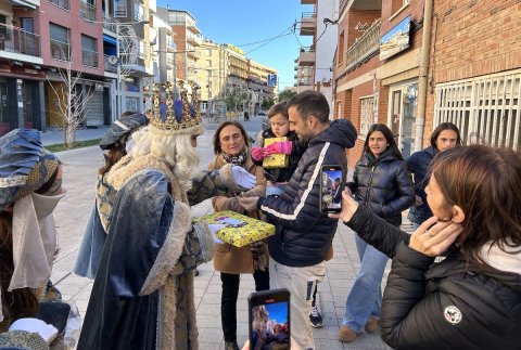 Repartiment de regals, casa per casa, dels Reis d'Orient