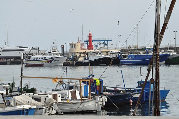 Un exvaixell de l'armada espanyola fa anar de corcoll a la flota pesquera cambrilenca