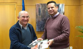 Trobada entre l'alcalde i el missioner cambrilenc Cristí Savall Berenguer