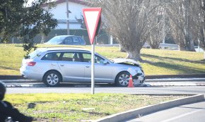 Una persecució policial a un conductor fugat acaba amb dos vehicles accidentats a la rotonda de l'N-340 davant de l'Ermita