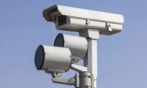 Detingut un conductor que circulava sense permís i el seu acompanyant que tenia una ordre de cerca