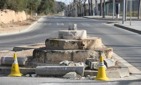 Un vehicle xoca contra la creu de terme del camí de Vilafortuny i la deixa completament destrossada