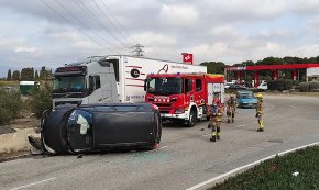 Un vehicle bolca al vial d'accés de la benzinera de la Cooperativa Agrícola