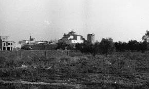 El barri de la Parellada amb el santuari de la Verge del Camí al fons / Febrer 1979