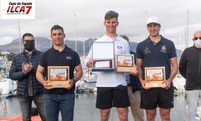 Ricard Castellví aixeca el trofeu de subcampió sub21 a la Copa d'Espanya d'Ilca 7